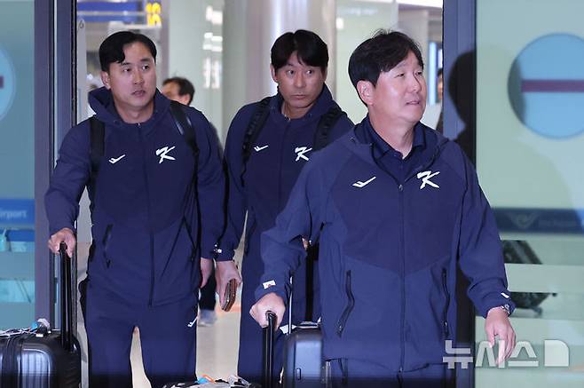 [인천공항=뉴시스] 권창회 기자 = 류지현 대한민국 야구 국가대표팀 감독이 21일 인천국제공항 제1여객터미널을 통해 귀국하고 있다. 2026.01.21. kch0523@newsis.com