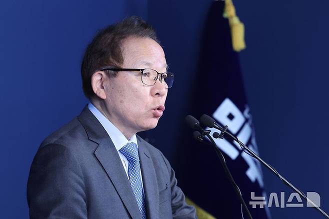 [서울=뉴시스] 권창회 기자 = 김이수 더불어민주당 중앙당 공천관리위원장이 2일 오전 서울 여의도 더불어민주당 중앙당사에서 공천 심사 결과 발표를 하고 있다. 2026.03.02. kch0523@newsis.com