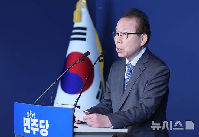 [서울=뉴시스] 권창회 기자 = 김이수 더불어민주당 중앙당 공천관리위원장이 2일 오전 서울 여의도 더불어민주당 중앙당사에서 공천 심사 결과 발표를 하고 있다. 2026.03.02. kch0523@newsis.com