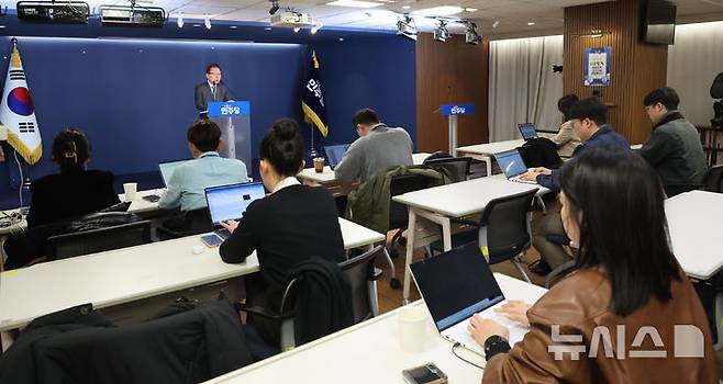 [서울=뉴시스] 권창회 기자 = 김이수 더불어민주당 중앙당 공천관리위원장이 2일 오전 서울 여의도 더불어민주당 중앙당사에서 공천 심사 결과 발표를 하고 있다. 2026.03.02. kch0523@newsis.com