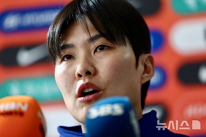 [인천공항=뉴시스] 김명년 기자 = 대한민국 여자축구 국가대표팀 지소연이 19일 오후 인천국제공항 제1여객터미널에서 2026 아시아축구연맹(AFC) 여자 아시안컵을 위해 호주로 출국하기 전 기자회견하고 있다. 2026.02.19. kmn@newsis.com