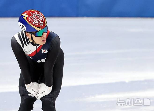 [밀라노=뉴시스] 박주성 기자 = 16일 (현지 시간) 이탈리아 밀라노 아이스 스케이팅 아레나 경기장에서 열린 2026 밀라노·코르티나담페초 동계올림픽 쇼트트랙 남자 500m 예선에서 황대헌이 조3위로 결승선을 통과해 예선 탈락하고 있다. 2026.02.16. park7691@newsis.com