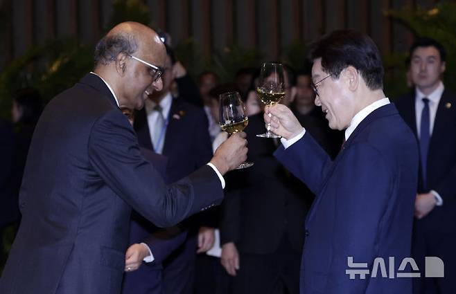 [싱가포르=뉴시스] 최동준 기자 = 싱가포르를 국빈 방문 중인 이재명 대통령이 2일(현지 시간) 한 호텔에서 열린 국빈만찬에서 타르만 샨무가라트남 대통령과 건배를 하고 있다. 2026.03.02. photocdj@newsis.com