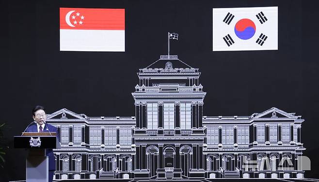 [싱가포르=뉴시스] 최동준 기자 = 싱가포르를 국빈 방문 중인 이재명 대통령이 2일(현지 시간) 한 호텔에서 열린 타르만 샨무가라트남 대통령과 국빈만찬에서 답사를 하고 있다. 2026.03.02. photocdj@newsis.com