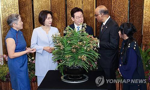 이재명 대통령, 싱가포르 방문 난초명명식 (싱가포르=연합뉴스) 한상균 기자 = 싱가포르를 국빈방문한 이재명 대통령과 김혜경 여사가 2일 싱가포르 외교부 청사에서 공식 환영식 후 타르만 샨무가라트남 싱가포르 대통령, 제인 이토기 샨무가라트남 여사와 난초명명식을 하고 있다. 난초 명명식은 새롭게 배양한 난초 종(種)에 귀빈의 이름을 붙이는 행사로, 난초를 국화로 삼는 싱가포르의 독특한 외교 관례다. 2026.3.2 xyz@yna.co.kr