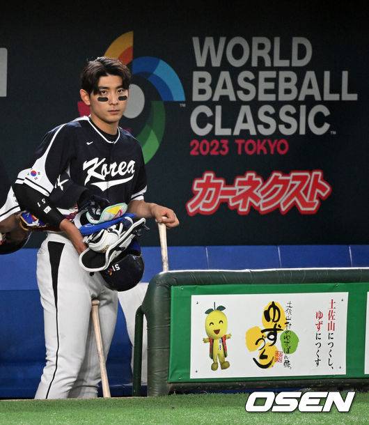 [OSEN=도쿄(일본), 손용호 기자]&nbsp;치욕적인 콜드게임 패배를 당할 뻔 했다. 완패다.&nbsp;&nbsp;한국은 10일 일본 도쿄돔에서 열린&nbsp;2023 월드베이스볼클래식(WBC) 1라운드 B조 일본과의 맞대결에서 4-13으로 패배했다. 지난&nbsp;9일&nbsp;호주전 충격의 7-8 패배를 당했던 한국은 일본에 굴욕적인 패배를 당하면서 사실상 8강 진출이 힘들어졌다. 자력 8강은 불가능하다.한국 이정후가 패배를 아쉬워하고 있다. 2023.03.10 /spjj@osen.co.kr