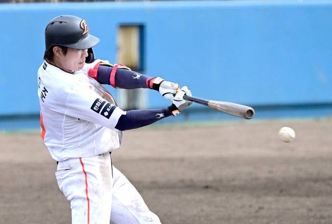 [OSEN=오키나와(일본), 최규한 기자] 2026 WBC(월드베이스볼클래식)를 준비하는 대한민국 야구 대표팀이 21일 오후 일본 오키나와 고친다 구장에서 프로야구 한화 이글스와 연습경기를 펼쳤다. 야구 대표팀은 오키나와에서 국내 팀들과 6차례 연습경기를 치르며 전력을 끌어올릴 예정이다.3회말 2사 주자없는 상황 한화 심우준이 안타를 날리고 있다. 2026.02.21 / dreamer@osen.co.kr