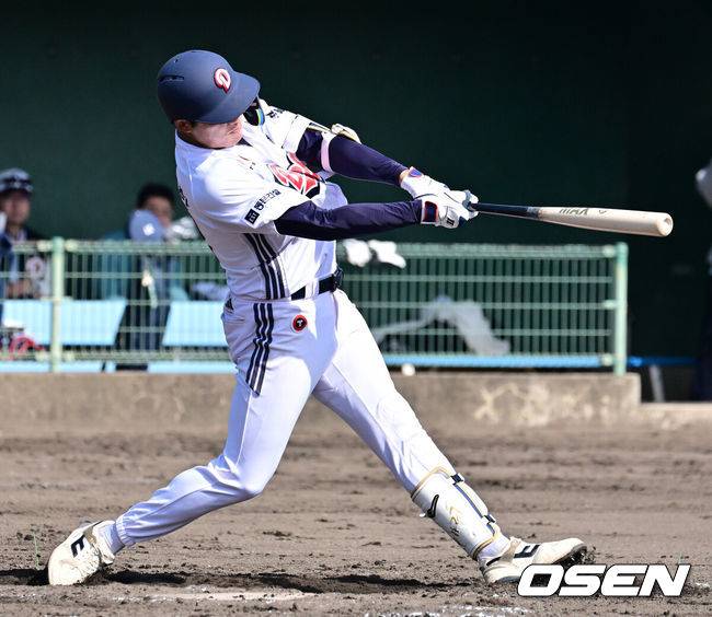 [OSEN=미야자키(일본), 지형준 기자] 두산 베어스가 1일 일본 미야자키 히사미네 야구장에서 자체 청백전를 가졌다.이날 두산은 팀 훈련이 예정됐지만, 2월 26일 롯데 자이언츠전 3회 우천 노게임에 이어 27일 지바롯데 마린스전까지 우천 취소되면서 실전 감각을 끌어올리고자 청백전이 긴급 편성됐다. 4회말 두산 김대한이 동점 1타점 적시 3루타를 날리고 있다. 2026.03.01 /jpnews@osen.co.kr