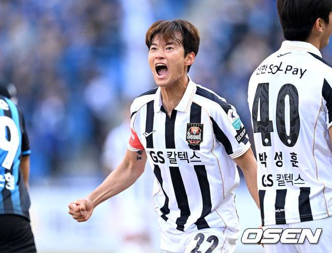 [OSEN=인천, 이대선 기자] 28일 오후 인천축구전용경기장에서 '하나은행 K리그1 2026' 인천유나이티드와 FC서울의 경기가 열렸다.이번 시즌 리그 공식 개막전인 이번 맞대결은 예매 시작과 동시에 매진을 앞두며 팬들의 폭발적인 관심을 증명했다.전반 FC서울 김진수가 관중석을 향해 응원을 독려하고 있다. 2026.02.28 /sunday@osen.co.kr
