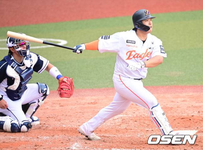[OSEN=오키나와(일본), 최규한 기자] 2026 WBC(월드베이스볼클래식)를 준비하는 대한민국 야구 대표팀이 23일 일본 오키나와 가데나 야구장에서 프로야구 한화 이글스와 연습경기를 펼쳤다. 야구 대표팀은 오키나와에서 국내 팀들과 6차례 연습경기를 치르며 전력을 끌어올릴 예정이다.4회말 무사 1루 상황 한화 강백호가 안타를 날리고 있다. 2026.02.23 / dreamer@osen.co.kr