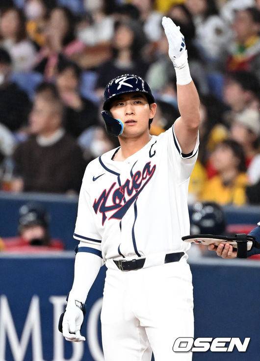 [OSEN=오사카(일본), 손용호 기자] 2일 일본 오사카 교세라돔에서 월드베이스볼클래식(WBC) 공식 연습 경기 한국 야구 대표팀과 한신 타이거스의 경기가 열렸다.우리 대표팀은 3일 같은 장소에서 오릭스 버펄로스와 연습 경기 2차전을 치른 뒤 5일 일본 도쿄돔에서 체코와 WBC 조별리그 1차전에서 격돌한다.1회초 무사 1루에서 한국 이정후가 안타를 치고 환호하고 있다. 2026.03.02 /spjj@osen.co.kr