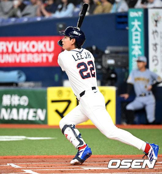 [OSEN=오사카(일본), 손용호 기자] 2일 일본 오사카 교세라돔에서 월드베이스볼클래식(WBC) 공식 연습 경기 한국 야구 대표팀과 한신 타이거스의 경기가 열렸다.우리 대표팀은 3일 같은 장소에서 오릭스 버펄로스와 연습 경기 2차전을 치른 뒤 5일 일본 도쿄돔에서 체코와 WBC 조별리그 1차전에서 격돌한다.1회초 1사 1루에서 한국 이정후가 안타를 치고 있다. 2026.03.02 /spjj@osen.co.kr
