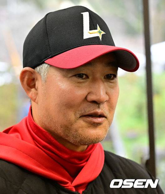 [OSEN=미야자키(일본), 지형준 기자] 2일 일본 미야자키현 아야초 니시키바루 야구장에서 열릴 예정이던 SSG 랜더스와 롯데 자이언츠의 연습경기가 우천으로 취소됐다.SSG와 롯데는 미야자키에 2차 캠프를 차리고 연습경기를 통해 실전 점검에 나선다.SSG 이숭용 감독이 취재진과 이야기를 나누고 있다. 2026.03.02 /jpnews@osen.co.kr