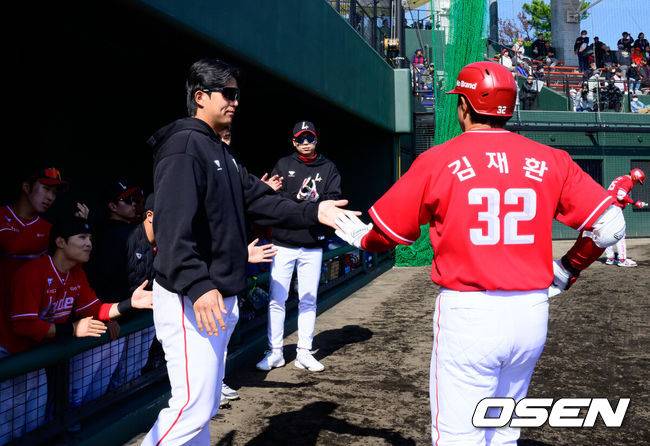 [OSEN=미야자키(일본), 지형준 기자] SSG 랜더스가 28일 일본 미야자키현 오쿠라가하마소호 구장에서 열린 일본프로야구 라쿠텐 골든이글스 2군과의 연습경기에서 13-4&nbsp;완승을 거뒀다.지난 25일 소프트뱅크 호크스 2군전에서 1-9로 패한 SSG는 2경기 만에 2차 캠프 연습경기 첫 승을 올렸다.&nbsp;SSG 김재환은 비공식 데뷔전에서 안타를 터트리며 팀의 대승에 힘을 보탰다.&nbsp;4회초 무사에서 SSG 김재환이 중전 안타를 날리고 교체되며 동료선수들과 하이파이브를 하고 있다. 2026.02.28 /jpnews@osen.co.kr