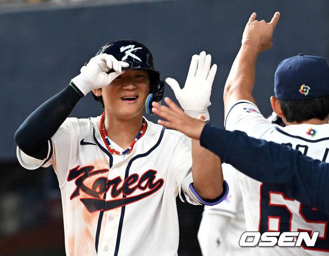 [OSEN=오사카(일본), 손용호 기자] 2일 일본 오사카 교세라돔에서 월드베이스볼클래식(WBC) 공식 연습 경기 한국 야구 대표팀과 한신 타이거스의 경기가 열렸다.우리 대표팀은 3일 같은 장소에서 오릭스 버팔로스와 연습 경기 2차전을 치른 뒤 5일 일본 도쿄돔에서 체코와 WBC 조별리그 1차전에서 격돌한다.4회말 무사에사 한국 김도영이 솔로 홈런을 치고 더그아웃에서 환호하고 있다. 2026.03.02 /spjj@osen.co.kr