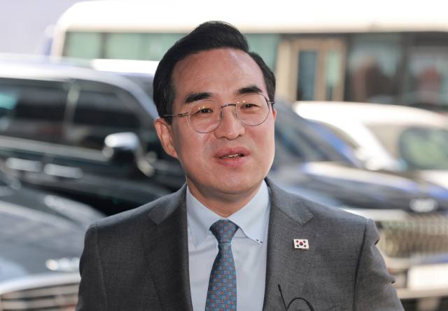 ▲청와대는 2일 이재명 대통령이 기획예산처 장관 후보자에 박홍근 의원을 지명했다고 밝혔다. 사진은 더불어민주당 박홍근 의원이 지난달 23일 서울 영등포구 여의도 더불어민주당 중앙당사에서 열린 광역단체장 후보 면접에 참석하며 취재진 질문에 답하고 있는 모습. ⓒ연합뉴스