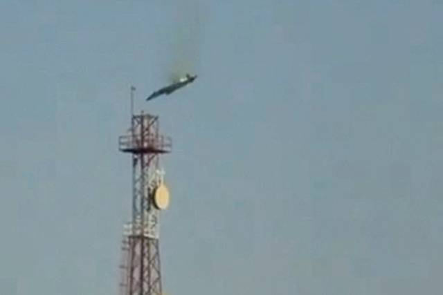 ▲2일 소셜 미디어에 쿠웨이트 알 자흐라 상공에서 불타는 항공기가 추락하는 영상이 게재됐다. ⓒ로이터=연합뉴스