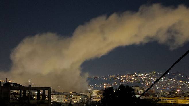 레바논 베이루트 남부 교외 지역인 다히예에 대한 이스라엘의 공습으로 연기가 솟아오르고 있다. (사진=AP, 연합뉴스)