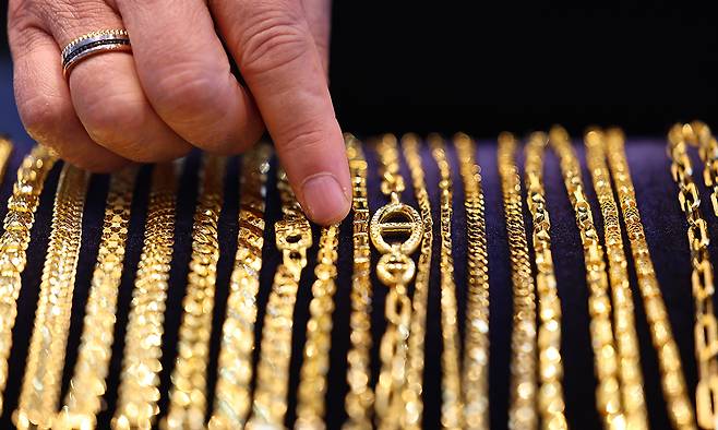 지난해 12월 금값이 고공행진 하는 가운데 당시 시세로 1억원 상당의 100돈짜리 금팔찌가 유실물로 접수됐다. 사진은 서울 종로구 범창쥬얼리에서 촬영한 금팔찌 모습. 연합뉴스