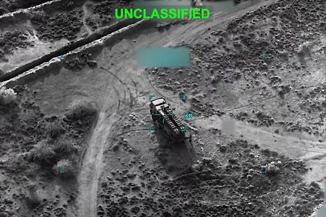 미국과 이스라엘이 지난달 28일(현지시간) 대대적인 군사작전을 감행해 이란의 최고지도자 아야톨라 세예드 알리 하메네이가 사망했다. 사진은 미국 중부사령부(CENTCOM) 엑스(X) 계정에 올라온 영상을 캡처한 것으로, 미국과 이스라엘이 이날 오전 이란을 공습할 당시 촬영된 이란의 한 시설 모습. CENTCOM X 캡처 AFP 연합뉴스