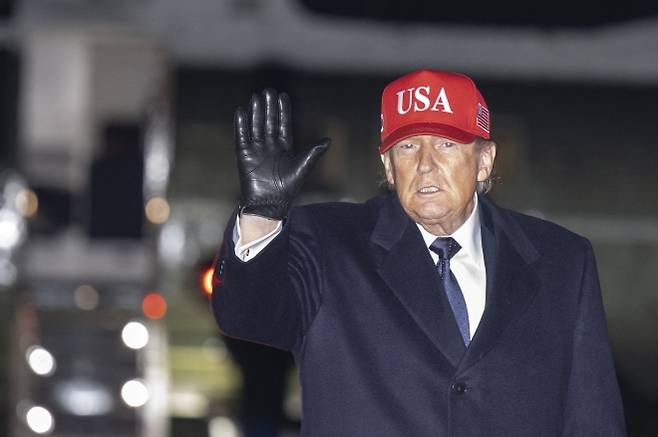 1일(현지시간) 메릴랜드주 앤드류스 합동기지에 도착한 도널드 트럼프 미국 대통령이 에어포스원에서 내려 언론에 손을 흔들고 있다. 미국과 이스라엘은 2월 28일 이란 공습을 시작했다. 2026.3.1 메릴랜드 AFP 연합뉴스