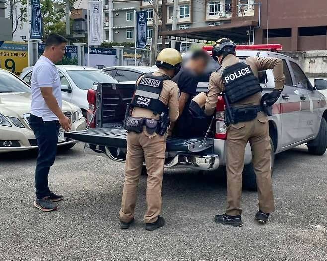 26일(현지시간) 치앙마이뉴스와 카오솟에 따르면 전날 오전 7시쯤 치앙마이주 무앙 치앙마이 지구 파함의 한 마을에서 공터에 불을 지르고 트럭을 훔친 혐의로 40대 한국인 남성이 체포됐다. 2026.2.26 카오솟