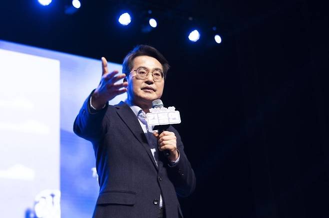 김동연 경기도지사가 2일 오후 경기아트센터 대극장에서 열린  출판기념회에서 인사말을 하고 있다. (더봄출판사 제공)