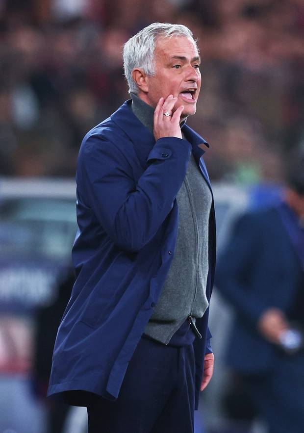 조제 모리뉴 벤피카 감독이 2월 17일 포르투갈 리스본의 에스타디오 다 루즈에서 열린 유럽축구연맹(UEFA) 챔피언스리그(UCL) 녹아웃 라운드 PO 1차전에서 선수들에게 지시를 내리고 있다. 로이터연합뉴스