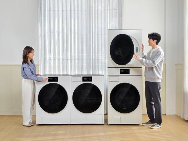 삼성전자 모델들이 2026년형 ‘비스포크 AI 세탁기’와 ‘비스포크 AI 건조기’, 건조기(상단)와 세탁기(하단)가 결합된 ‘비스포크 AI 원바디’를 살펴 보고 있다. 삼성전자