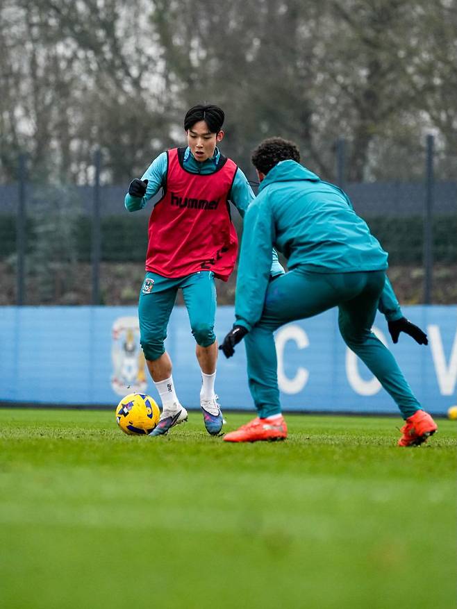 코번트리 양민혁(왼쪽)은 1일(한국시간) 스토크 시티와 2025-2026시즌 챔피언십 35라운드 홈경기 명단에 이름을 올리지 못했다. 사진출처｜코번트리 시티 페이스북