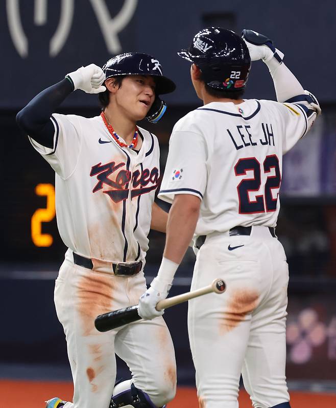 2일 일본 오사카 교세라돔에서 열린 월드베이스볼클래식(WBC) 평가전 한국 대표팀과 일본 프로야구 한신 타이거스와의 경기. 5회초 1사 한국 김도영이 솔로홈런을 친 뒤 이정후와 기쁨을 나누고 있다. 2026.3.2 연합뉴스