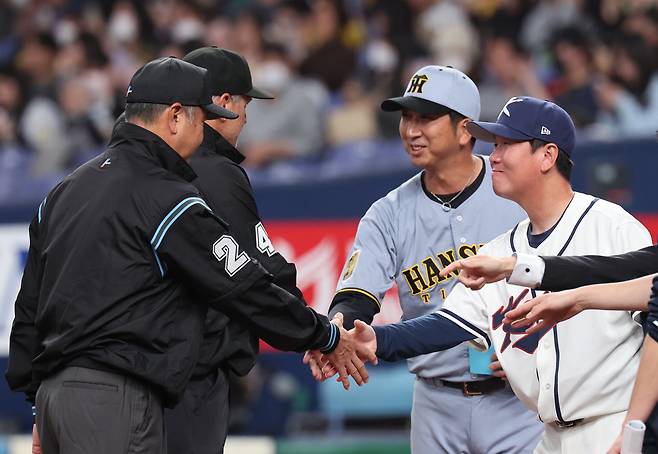 2일 일본 오사카 교세라돔에서 열린 월드베이스볼클래식(WBC) 평가전 한국 대표팀과 일본 프로야구 한신 타이거스와의 경기. 한국 류지현 감독이 한신 후지카와 규지 감독과 라인업을 교환한 뒤 심판진과 인사하고 있다. 2026.3.2 hwayoung7@yna.co.kr 연합뉴스