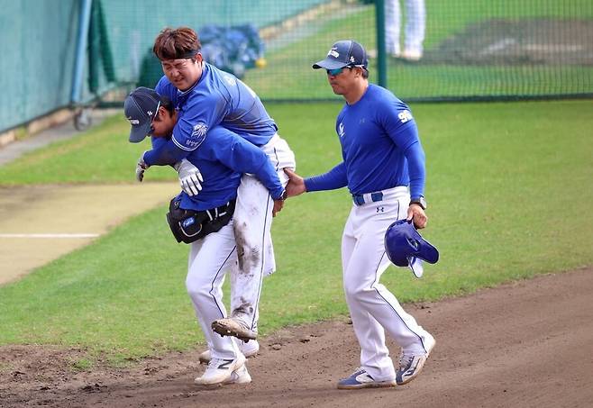 ▲ 6회 2루타를 치고 나간 뒤 주루 플레이 과정에서 허벅지 부상을 당한 장승현 ⓒ삼성라이온즈