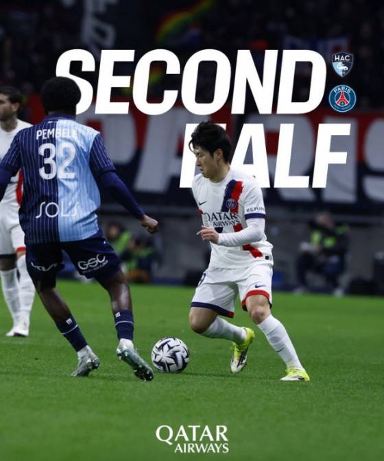 PSG 공격수 이강인(오른쪽)이 지난 1일(한국시간) 프랑스 르아브르의 스타드 오세안에서 열린 르아브르와의 '2025~2026시즌 프랑스 리그1' 24라운드에서 드리블을 시도하고 있다. /사진=PSG 공식 SNS 갈무리