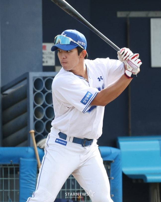 삼성 라이온즈가 22일 일본 오키나와 온나손 아카마 볼파크에서 스프링 캠프를 진행했다. 김영웅이 타격 훈련을 하고 있다. /사진=김진경 대기자