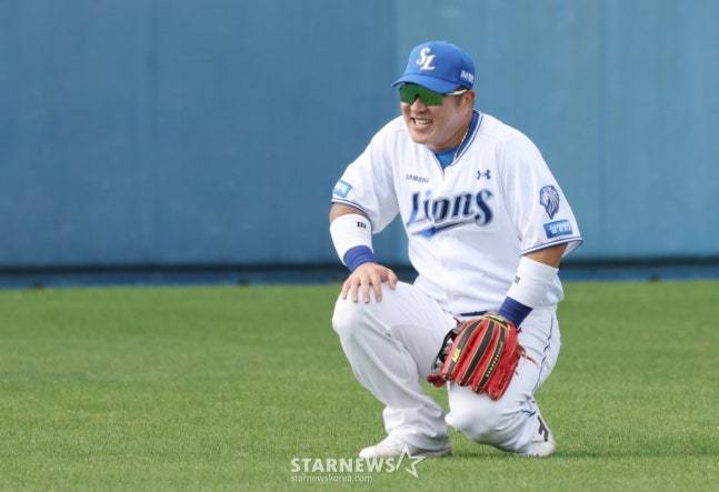 삼성 라이온즈가 22일 일본 오키나와 온나손 아카마 구장에서 스프링 캠프를 진행했다. 최형우가 외야 수비 훈련을 하고 있다. /사진=김진경 대기자