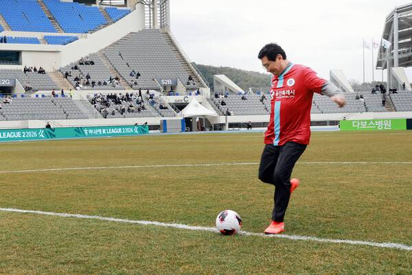 '1만 관중 돌파' 용인FC, K리그 창단 첫 경기 2-2 무승부...사진은 용인시 이상일 시장이 시축을 하는 모습.(사진제공=용인시청)