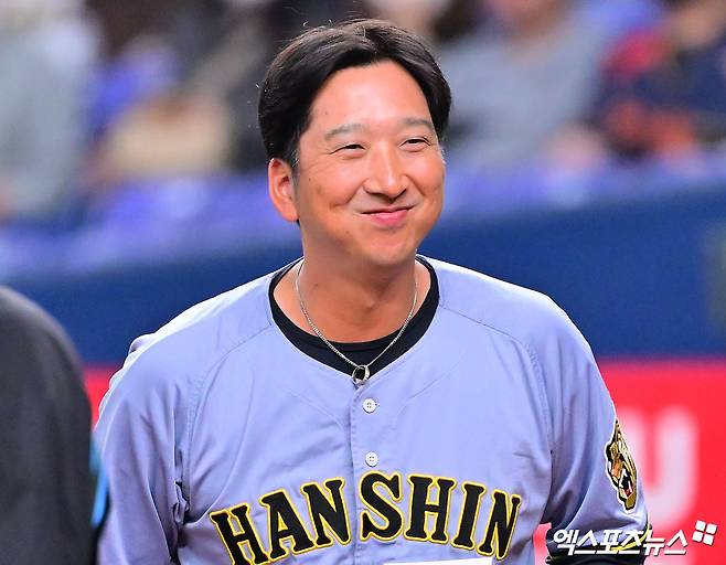 2일 오후 일본 오사카 교세라돔에서 열린 대한민국과 한신 타이거즈의 평가전 경기, 한신 후지카와 감독이 미소를 보이고 있다. 오사카, 김한준 기자