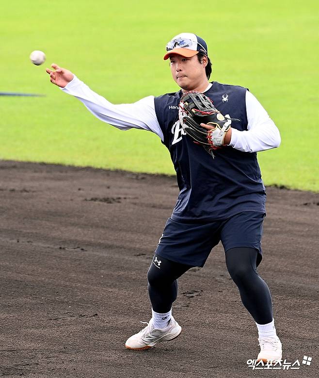 한화 이글스 강백호가 스프링캠프 연습경기에서 친정팀 KT 위즈를 상대한 소감을 밝혔다. 그는 2일 일본 오키나와 구시가와 야구장에서 열린 KT와의 연습경기에 3번타자 겸 1루수로 선발 출전해 3타수 1안타(2루타 1) 1타점을 기록했다. 엑스포츠뉴스 DB