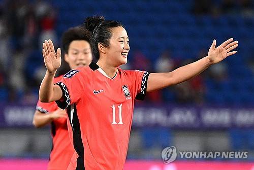 대회 전부터 여러 잡음이 나왔던 대한민국 여자 축구대표팀이 2026 아시아축구연맹(AFC) 여자 아시안컵 첫 경기를 시원한 대승으로 장식했다. 신상우 감독이 이끄는 한국 대표팀은 2일(한국시간) 호주 골드코스트 스타디움에서 열린 대회 조별리그 A조 1차전서 이란을 3-0으로 완파했다. 기분 좋은 첫 승을 거둔 신상우호는 오는 5일 필리핀, 8일 개최국 호주와 차례로 맞붙어 8강 진출을 다툰다. 연합뉴스
