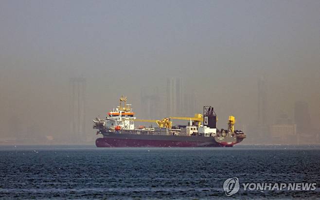 1일 아랍에미리트(UAE) 두바이 인근 해상에 한 선박이 닻을 내리고 정박해 있다. [EPA=연합뉴스 재판매 및 DB 금지]
