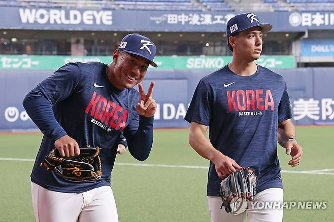 WBC 훈련 합류한 저마이 존스-셰이 위트컴 (오사카=연합뉴스) 임화영 기자 = 월드베이스볼클래식(WBC) 출전을 앞둔 한국 야구 대표팀 저마이 존스와 셰이 위트컴이 1일 일본 오사카 교세라돔에서 훈련을 하고 있다. 2026.3.1 hwayoung7@yna.co.kr
