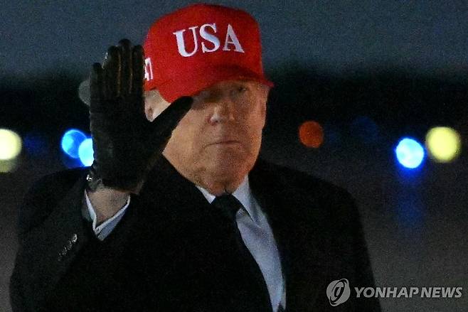 1일(현지시간) 미 워싱턴DC 인근 앤드루스 합동기지에 내린 도널드 트럼프 대통령 [AFP=연합뉴스]
