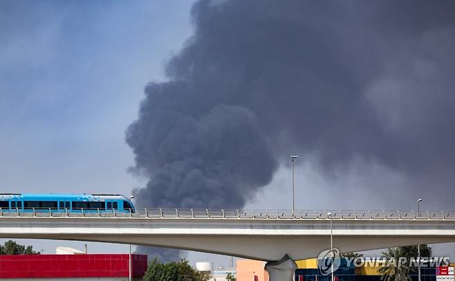 이란의 공격 당한 두바이 국제공항 (두바이 EPA=연합뉴스) 2026년 3월 1일 이란이 발사한 미사일이 요격된 후 떨어진 파편에 맞아 연기에 휩싸인 두바이 국제공항의 모습. (EPA/STRINGER) 2026.3.2.