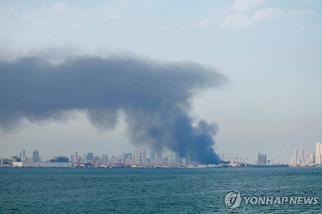 이란 공격 당한 바레인 수도 마나마 (마나마 로이터=연합뉴스) 2026년 2월 28일 이란의 미사일 공격을 받은 바레인 수도 마나마에서 연기가 피어오르고 있다. (REUTERS/Stringer) 2026.3.2.