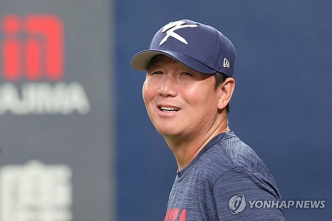 미소 보이는 류지현 감독 (오사카=연합뉴스) 임화영 기자 = 류지현 한국 야구대표팀 감독이 2일 일본 오사카 교세라돔에서 열리는 월드베이스볼클래식(WBC) 평가전 일본 프로야구 한신 타이거스와의 경기를 앞두고 선수들의 훈련을 보고 있다. 2026.3.2 hwayoung7@yna.co.kr
