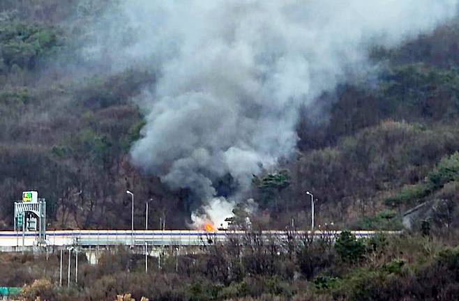 의정부 원도봉산 자락 목조주택 화재 (의정부=연합뉴스) 2일 오전 8시 44분께 경기 의정부시 호원동 원도봉산 자락에 있는 목조주택에서 불이 났다. 2026.3.2 [독자 제공. 재판매 및 DB 금지]