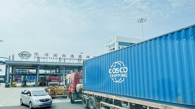 중국 하이난성 단저우시 양푸항 (하이커우[하이난]=연합뉴스) 김현정 특파원 = 중국 하이난성 단저우시에 위치한 양푸(洋浦)항 입구로 대형 트레일러가 줄지어 진입하고 있다. 2026.2.27