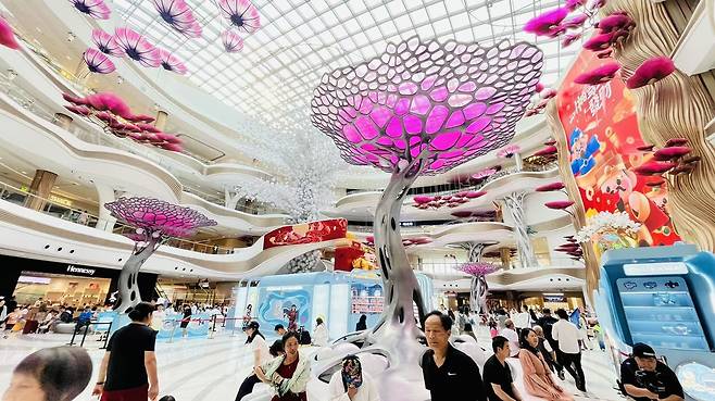 중국 하이커우 면세점 (하이커우[하이난]=연합뉴스) 김현정 특파원 = 중국 하이난성 하이커우시에 위치한 면세점에서 방문객들이 쇼핑을 즐기고 있다. 2026.2.27