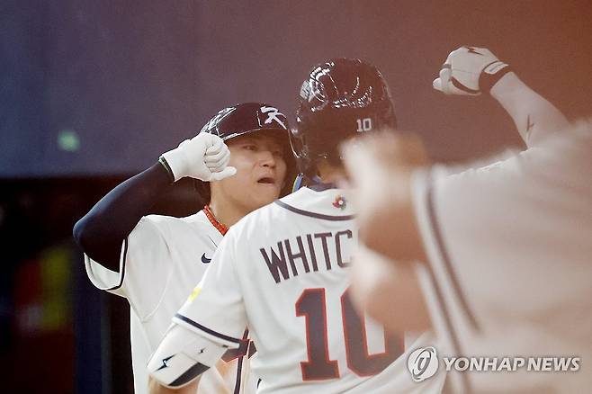 김도영 '좋았어' (오사카=연합뉴스) 임화영 기자 = 2일 일본 오사카 교세라돔에서 열린 월드베이스볼클래식(WBC) 평가전 한국 대표팀과 일본 프로야구 한신 타이거스와의 경기.
    5회초 1사 한국 김도영이 솔로홈런을 친 뒤 셰이 위트컴과 기쁨을 나누고 있다. 2026.3.2 hwayoung7@yna.co.kr
